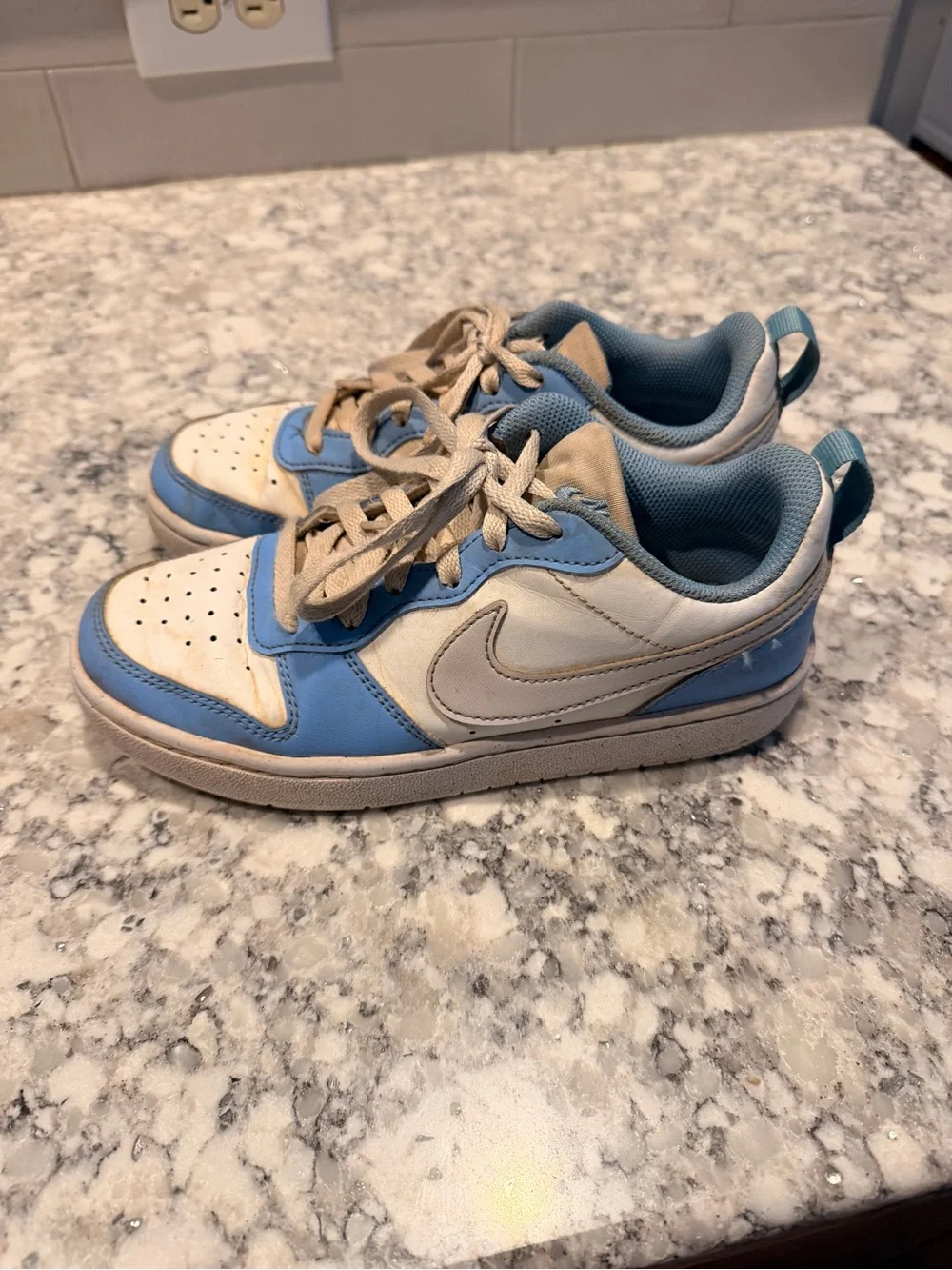 Nike Kids Low-Top Sneakers in Light Blue and White size 4 big kid